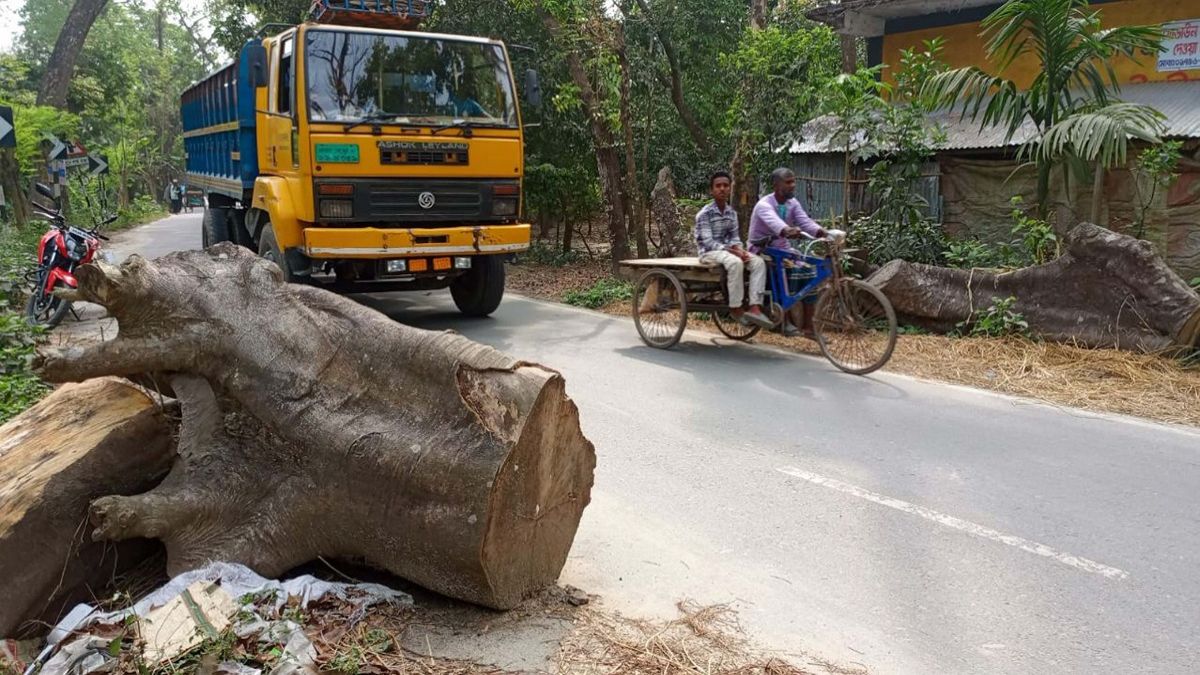 ফুলবাড়ী সড়কের বাঁকে বাঁকে মরণফাঁদ, ঝুঁকি নিয়ে চলাচল