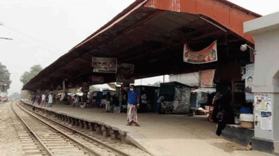 নওগাঁয় ট্রেন থেকে নামতে গিয়ে পুলিশ সদস্যের দুই পা বিচ্ছিন্ন