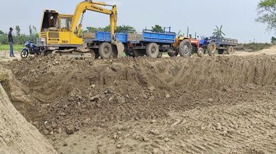 মদনে বেকু দিয়ে কেটে নিচ্ছে মগড়া নদীর পাড়