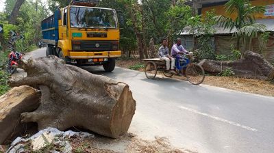 ফুলবাড়ী সড়কের বাঁকে বাঁকে মরণফাঁদ, ঝুঁকি নিয়ে চলাচল