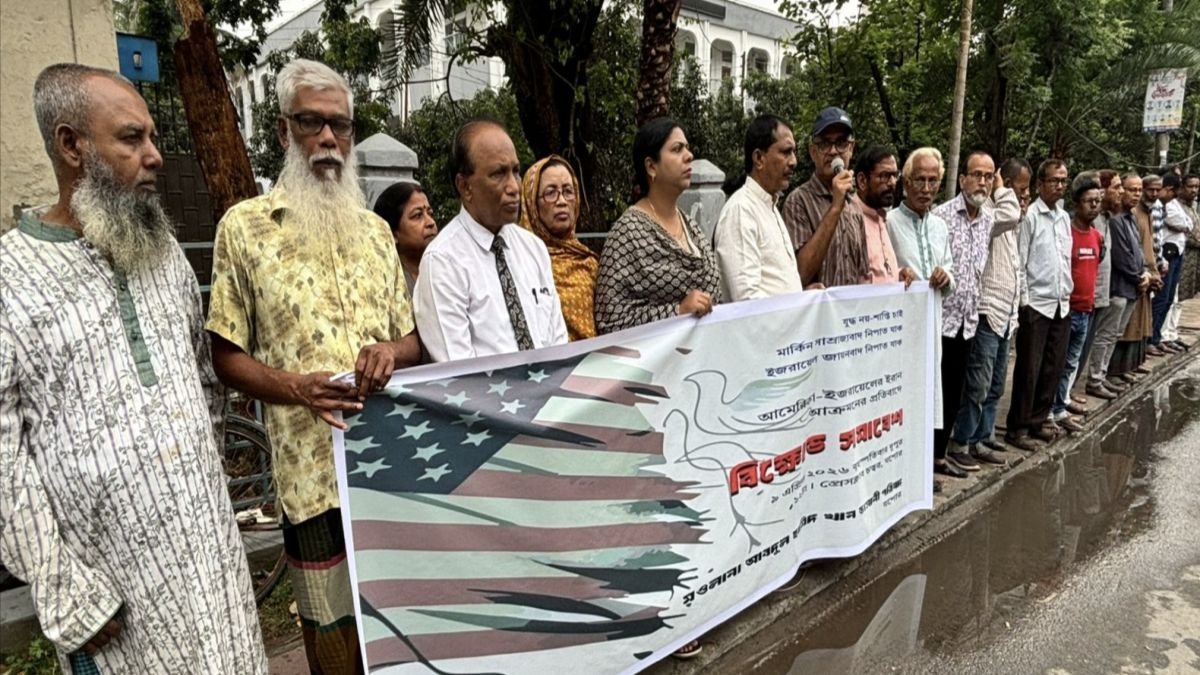 আমেরিকা-ইসরায়েলি আগ্রাসনের প্রতিবাদে যশোরে মানববন্ধন