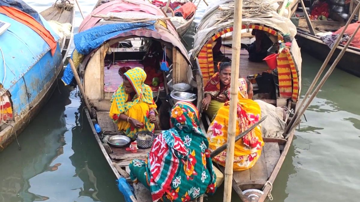 নৌকায় জন্ম, নৌকাতেই মৃত্যু    ভাসমান জীবন