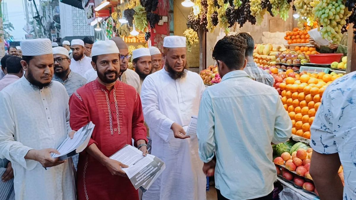 গণভোটের রায় বাস্তবায়নের দাবিতে  ফেনীতে লিফলেট বিতরণ