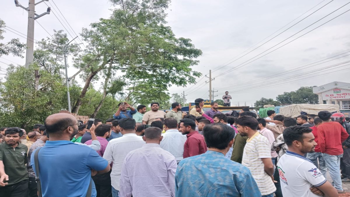 গোপালগঞ্জে তেল না পেয়ে মহাসড়ক অবরোধ