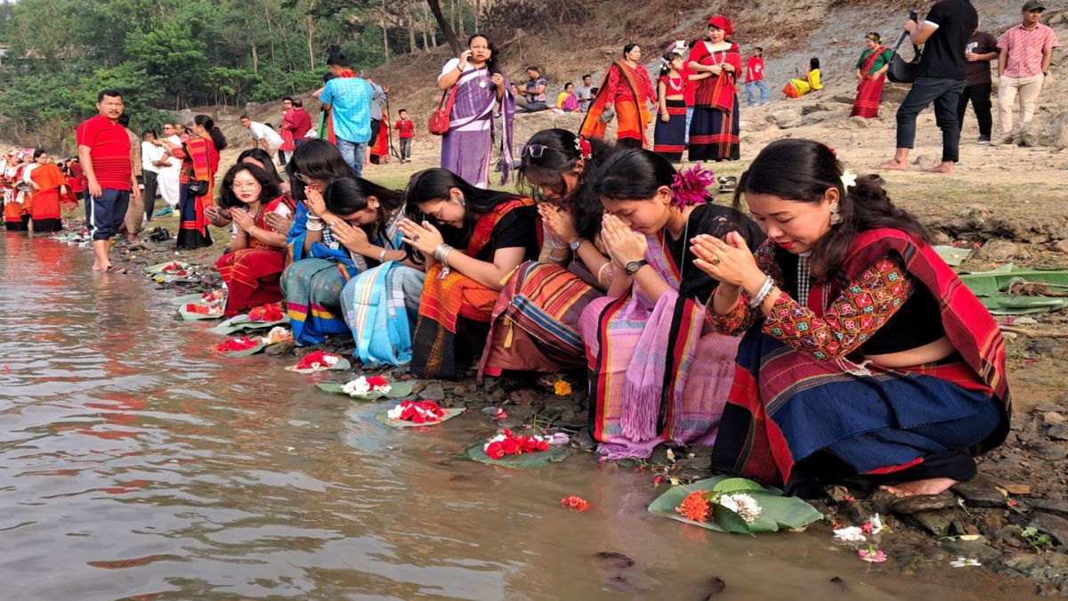 সাঙ্গু নদীতে ফুল ভাসিয়ে বিজু উৎসব শুরু