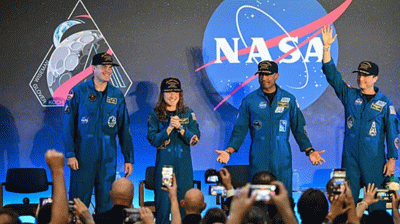 ‘অন্ধকারে পৃথিবী ছিল নিঃশব্দে ঝুলে থাকা লাইফবোট’