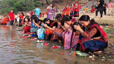 সাঙ্গু নদীতে ফুল ভাসিয়ে বিজু উৎসব শুরু