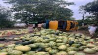 মহাসড়কে তরমুজবোঝাই ট্রাক উল্টে  লাখ টাকার ক্ষতি