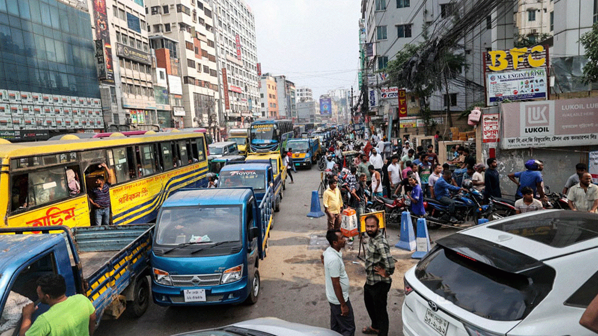 তেলের জন্য হাহাকার বাড়ছেই