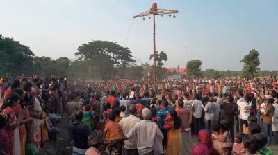 নেত্রকোনার ঐতিহ্যবাহী চড়কপূজায়  উৎসুক জনতার ভিড়