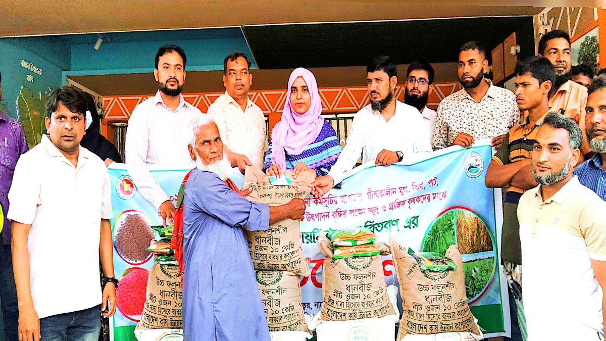 নাচোলে বিনামূল্যে প্রণোদনার  বীজ-সার বিতরণ