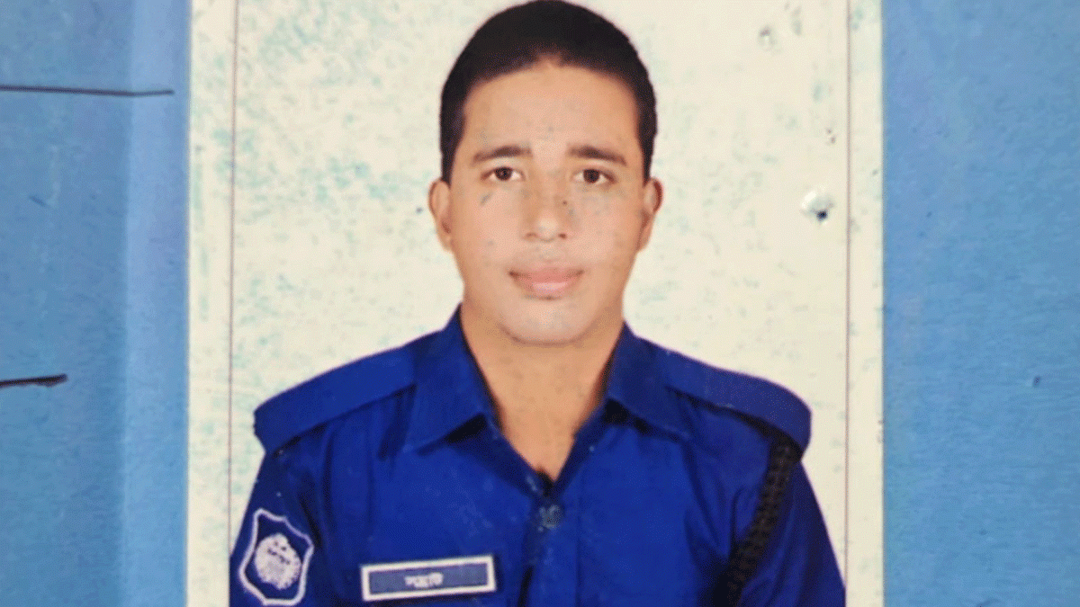 নিজের অস্ত্রের গুলিতে পুলিশ সদস্য নিহত