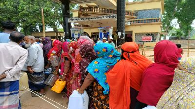 জীবননগরে পুরুষের কাজের চাপ  কমাতে তেলের লাইনে নারীরা