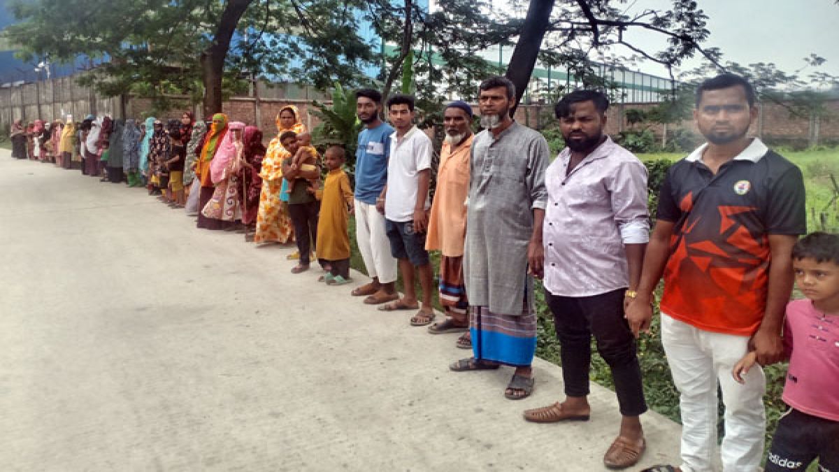 নারায়ণগঞ্জে রাস্তার দাবিতে  এলাকাবাসীর মানববন্ধন