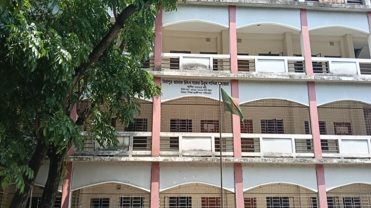 মির্জাপুরে দাখিল পরীক্ষার প্রবেশপত্র নিতে লাগছে ৬০০ টাকা