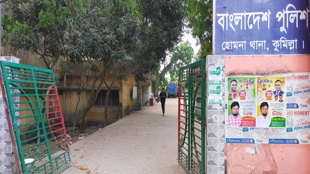 আল্টিমেটাম পার থানা ফটক ভেঙে বিক্ষোভ