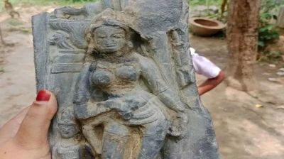 মান্দায় পুকুর খননের সময় মূর্তি উদ্ধার