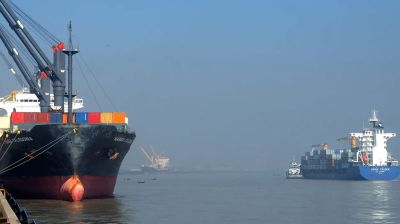 এপ্রিলের ২০ দিনে দেশে এসেছে তেলবাহী ১২ জাহাজ