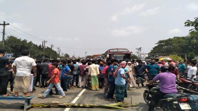 নিরাপদ মহাসড়কের দাবিতে অবরোধ করে বিক্ষোভ