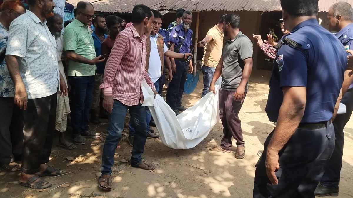 নওগাঁয় ঘরে ঢুকে দম্পতি ও  দুই শিশুকে গলাকেটে হত্যা