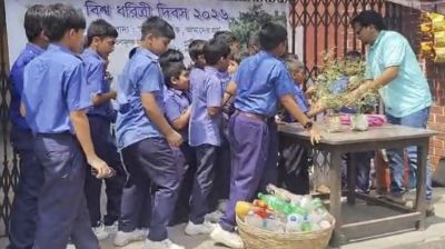 প্লাস্টিক বর্জনের বিনিময়ে গোলাপ গাছ