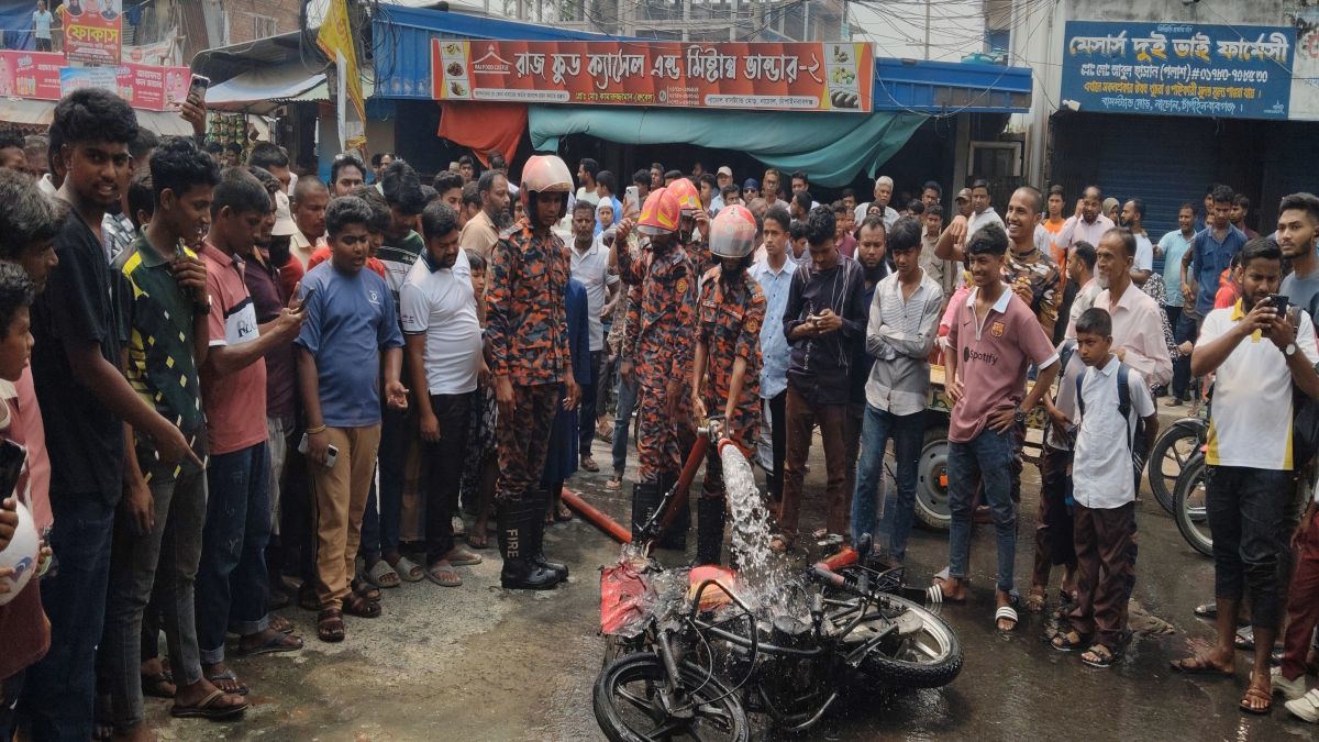 নাচোলে অভারহিট হয়ে  পুড়ে গেছে মোটরসাইকেল
