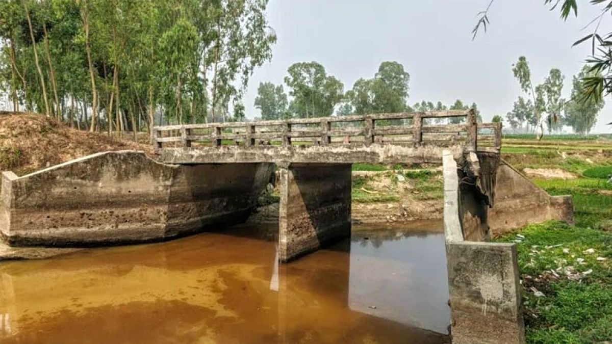 নদীতে ৯ বছর পড়ে পড়ে আছে  ভাঙা সেতু