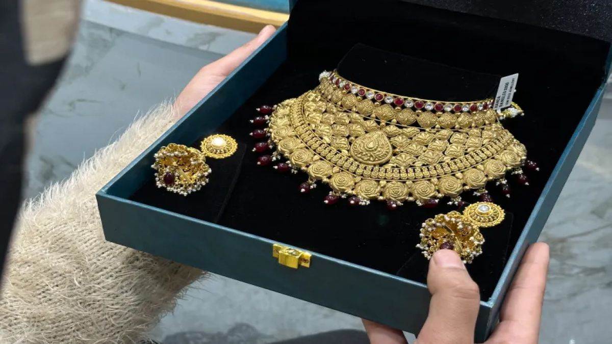বিশ্ববাজারে সোনার দামে রেকর্ড: ভরসা গোল্ড-প্লেটেড গয়না