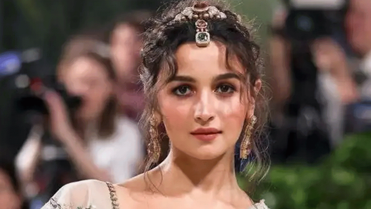 এয়ারপোর্টে মবের শিকার হয়েছিলেন আলিয়া