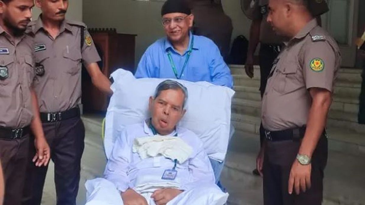 হুইলচেয়ারে ট্রাইব্যুনালে এসে দীপু মনির সঙ্গে দেখা করলেন স্বামী