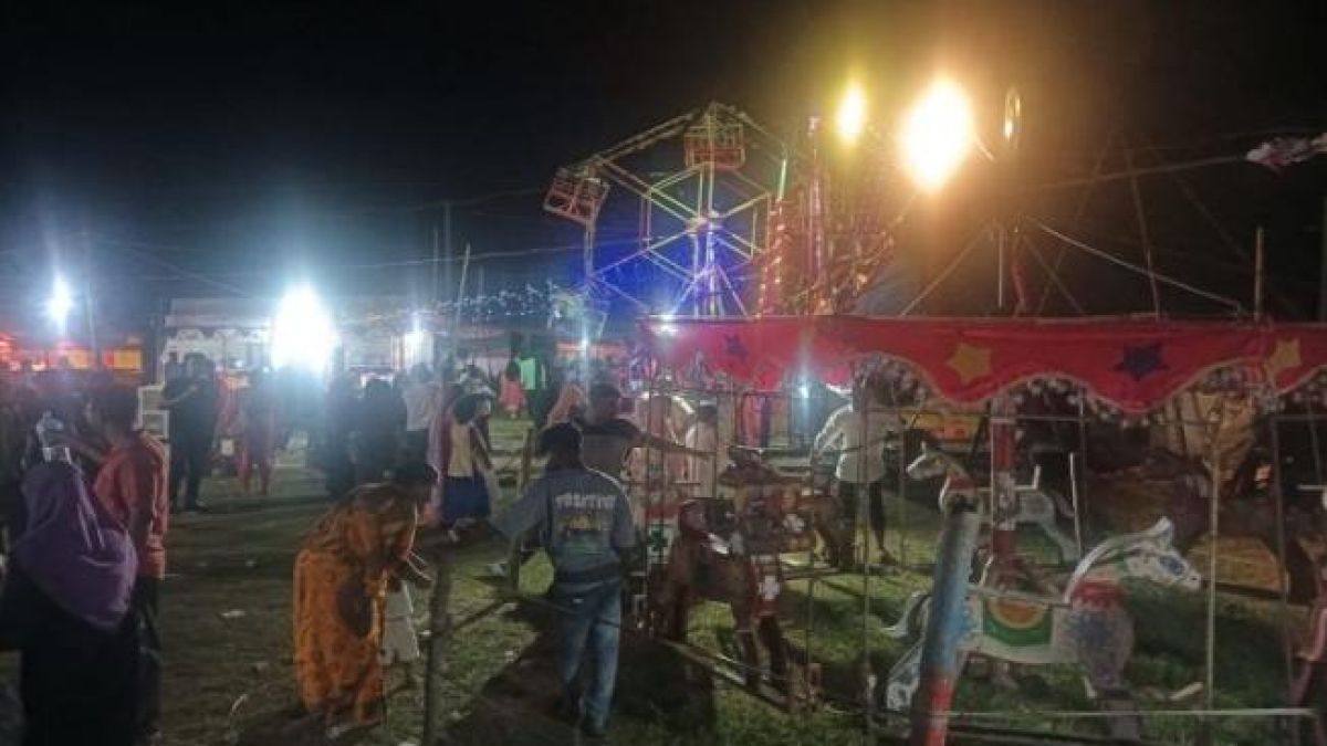খুলনায় সন্ধ্যার পর দোকানপাট বন্ধ রাতে কীভাবে চলছে  বৈশাখী মেলা
