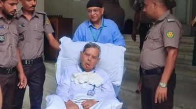 হুইলচেয়ারে ট্রাইব্যুনালে এসে দীপু মনির সঙ্গে দেখা করলেন স্বামী