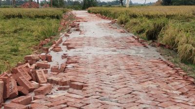 নওগাঁয় রাস্তা নির্মাণে অনিয়ম  কাজ বন্ধ করল এলাকাবাসী