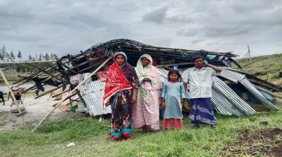 এক ঝড়ে উড়ে গেল ঘর  খোলা আকাশেই দিন-রাত