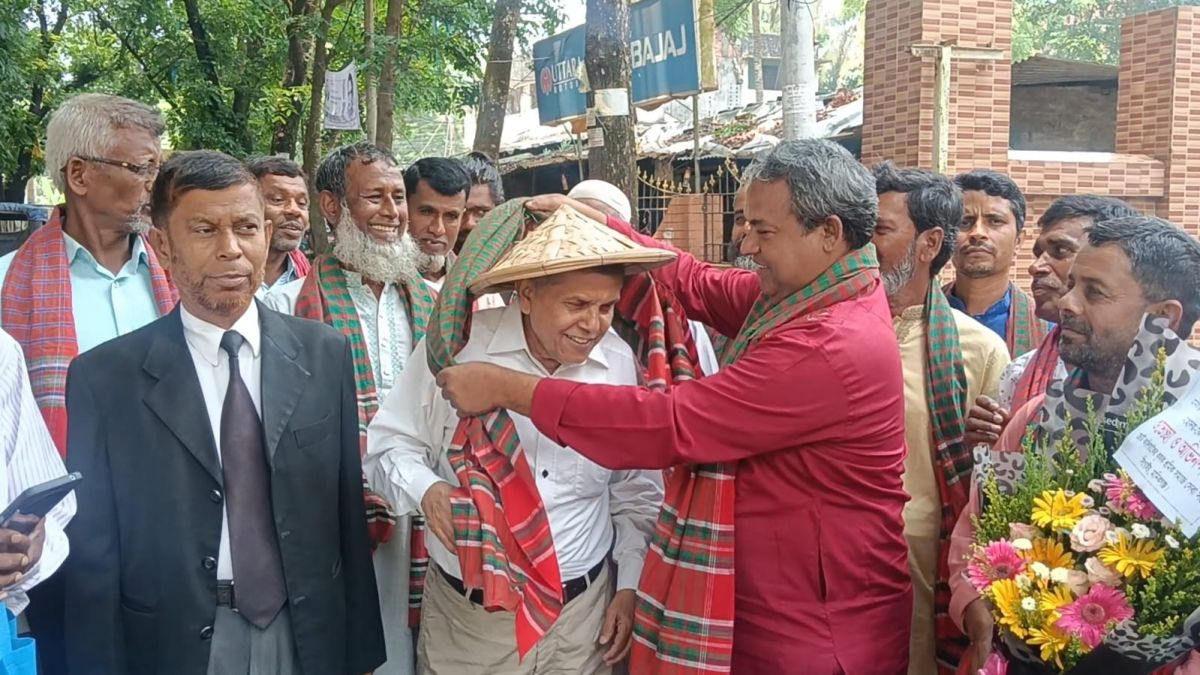 মানিকগঞ্জে কৃষকদের সঙ্গে জেলা পরিষদ প্রশাসকের সৌজন্য সাক্ষাৎ