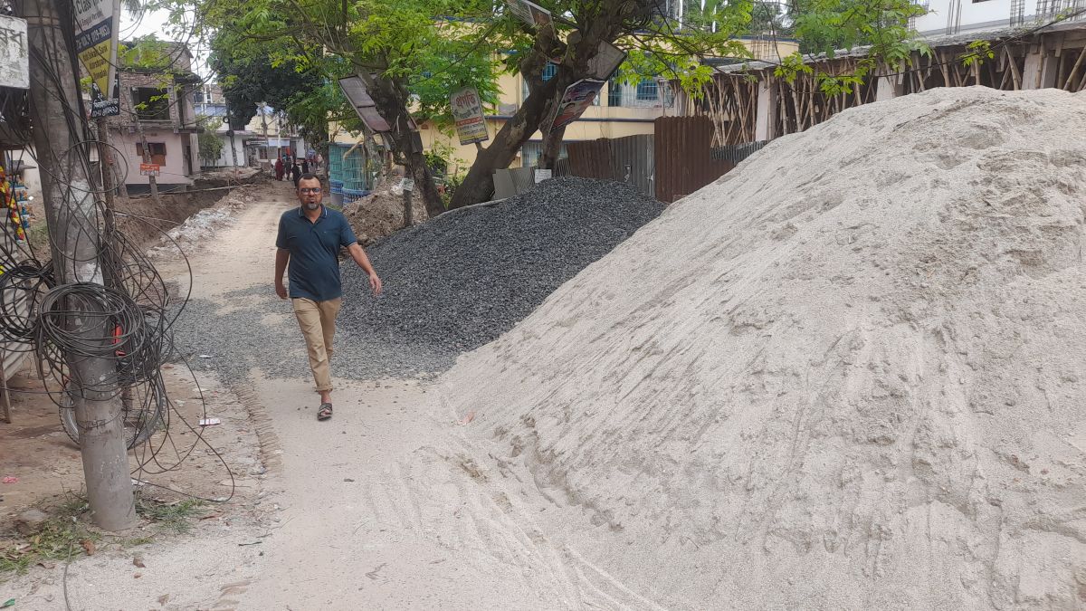ঝিনাইদহে ঠিকাদারের বালু-পাথরে মহিলা কলেজের প্রবেশমুখ বন্ধ