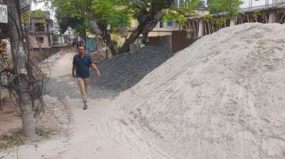 ঝিনাইদহে ঠিকাদারের বালু-পাথরে মহিলা কলেজের প্রবেশমুখ বন্ধ