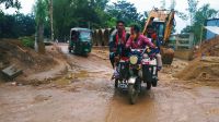 সেতুতে সংযোগ সড়কের অভাবে দুর্ভোগে হাজারো মানুষ