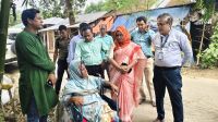বড়াইগ্রামে অসহায় রোকেয়া  বেগমের পাশে ইউএনও