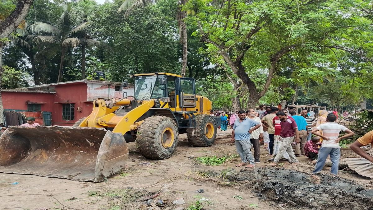 যশোরে ভাঙা হলো আ.লীগের কার্যালয়সহ শতাধিক স্থাপনা