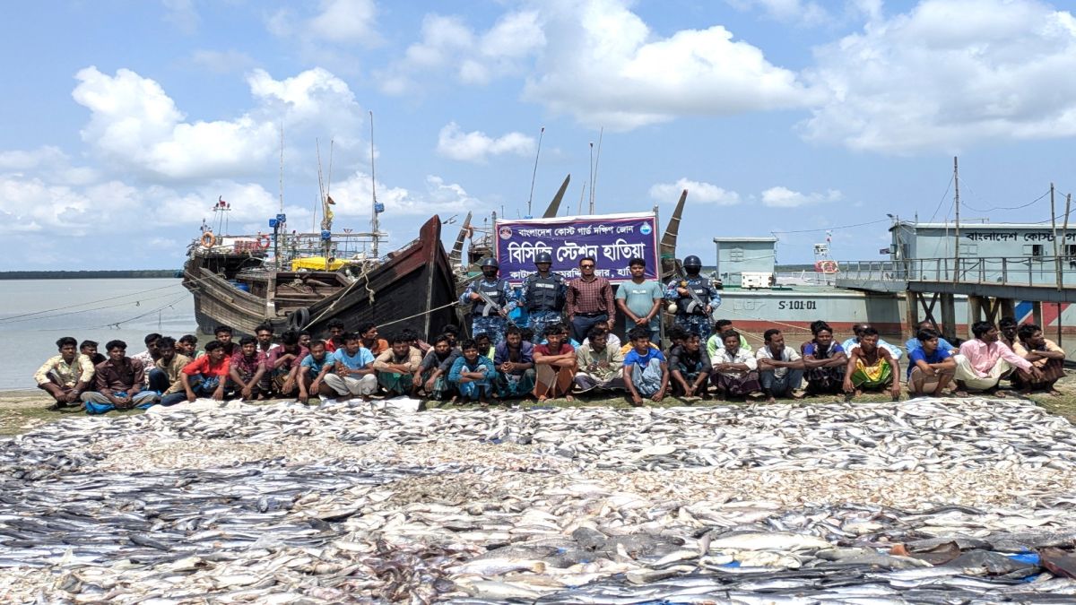 মেঘনায় নিষেধাজ্ঞা অমান্য করে  মাছ ধরায় ৪৫ জেলে আটক