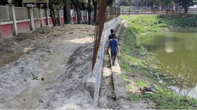 ধুনটে হেলে পড়েছে নির্মাণাধীন সড়কের গাইডওয়াল