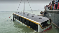 পদ্মায় ডুবে যাওয়া বাস উদ্ধার, হতাহতের ঘটনা ঘটেনি