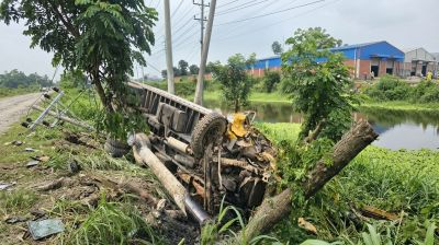 সোনারগাঁয়ে তেলবাহী কাভার্ড ভ্যান  খাদে: চালক নিহত, আহত ১