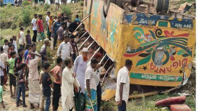 ব্রাহ্মণবাড়িয়ায় বাস খাদে, নারী-শিশুসহ নিহত ৪