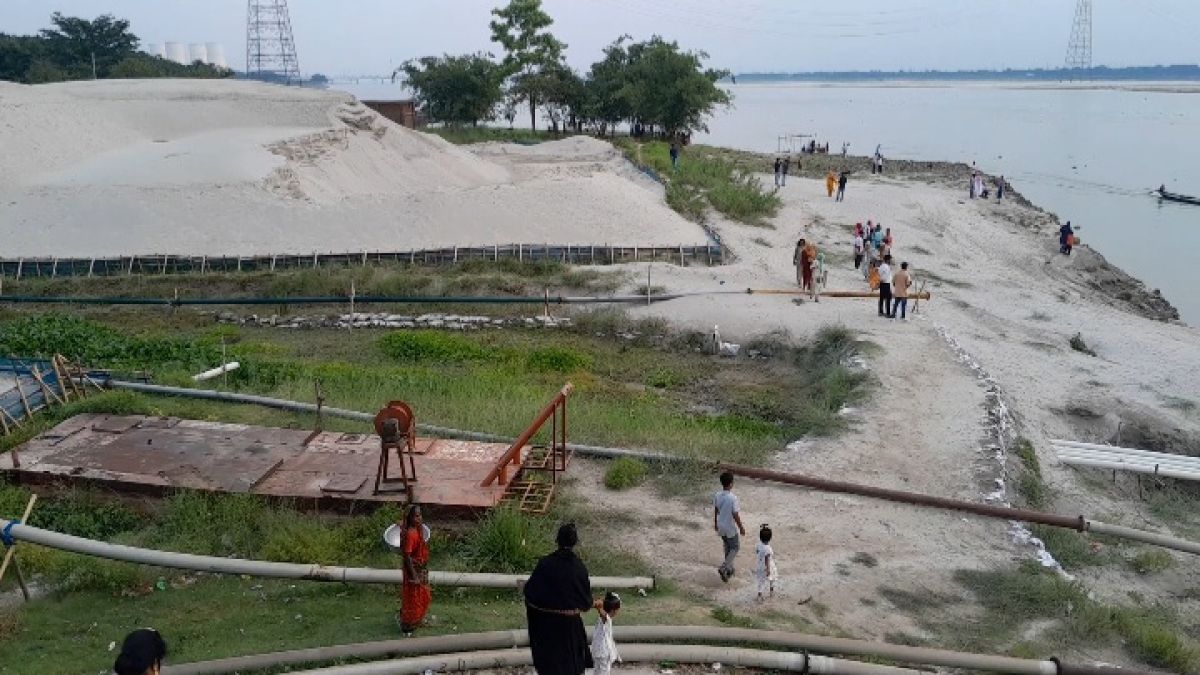 ঈশ্বরদীতে চলছে পদ্মা নদী থেকে বালু  উত্তোলনের মহোৎসব