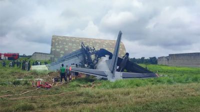 অবতরণের আগমুহূর্তে বিমান বিধ্বস্ত, হতাহতের শঙ্কা