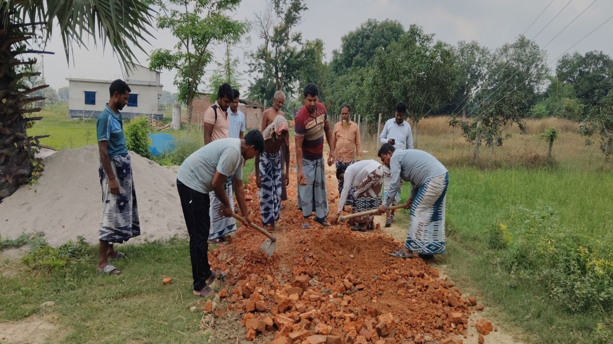 নাচোলে চলাচলে অযোগ্য রাস্তা  মেরামত করছেন গ্রামবাসী