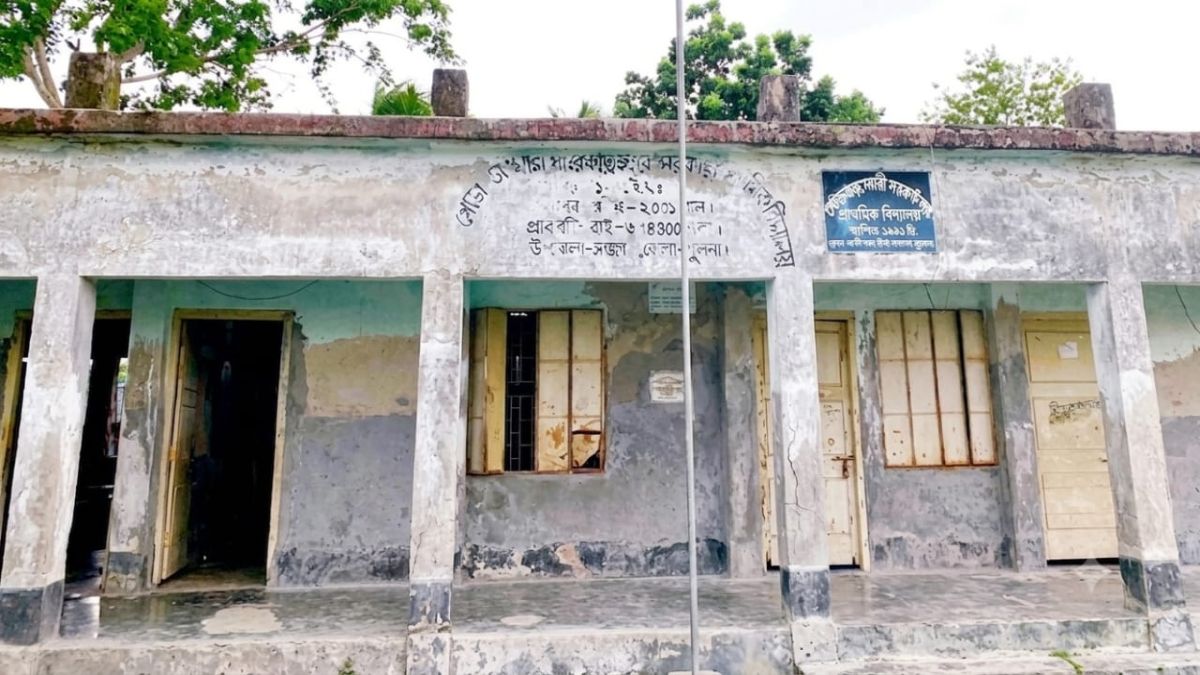 খুলনায় জরাজীর্ণ ভবনে চলছে   ক্লাস দুর্ঘটনার আশঙ্কা