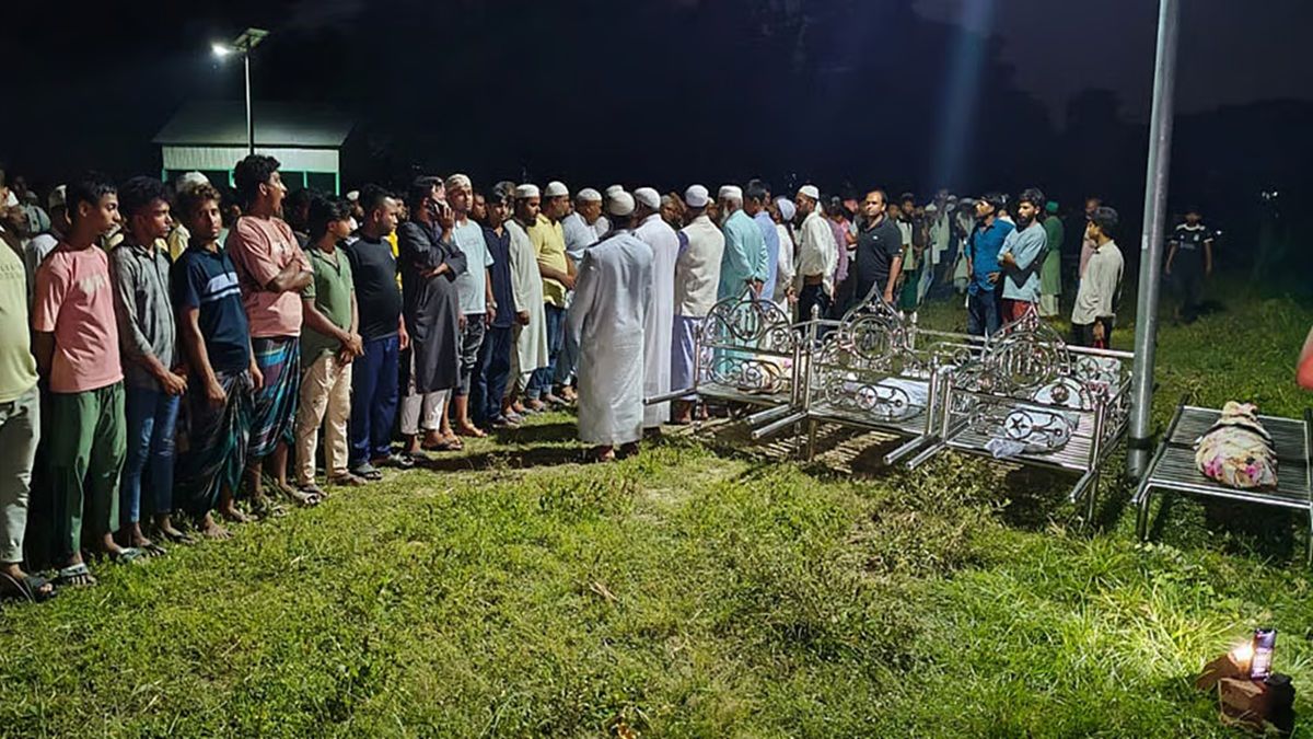 পাশাপাশি কবরে শায়িত মা ও তিন মেয়ে